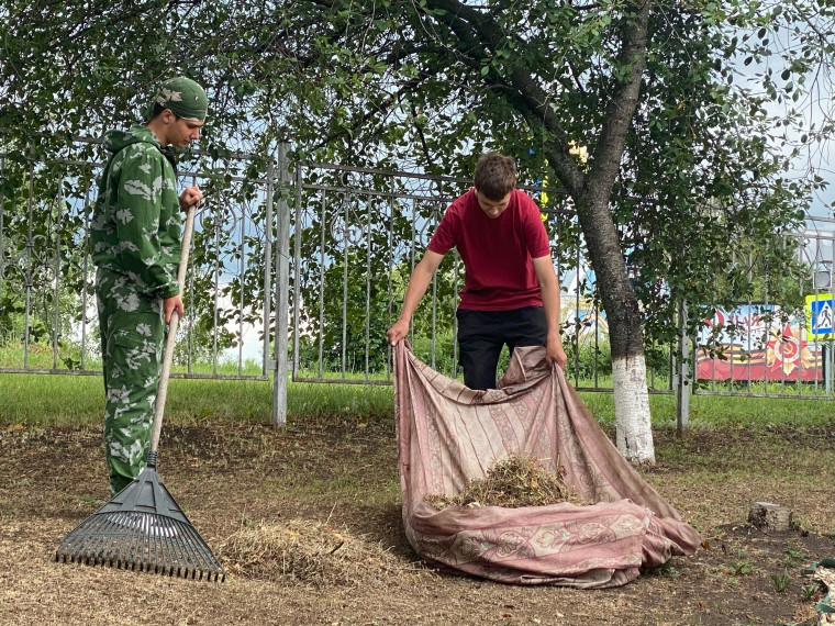 Молодежь помогает.